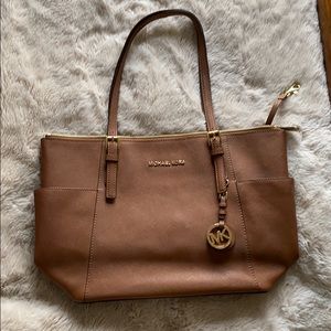 Jet Set Large Saffiano Leather Top-Zip Tote Bag